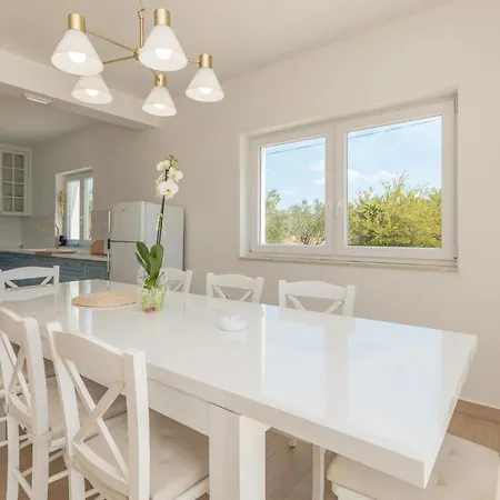 펜션 Pet Friendly Home In Radosinovci Pristeg
