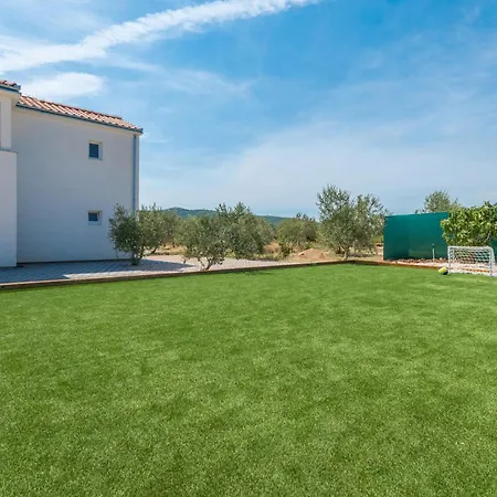 펜션 Pet Friendly Home In Radosinovci *