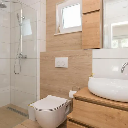 Awesome In Radosinovci Ferienhaus