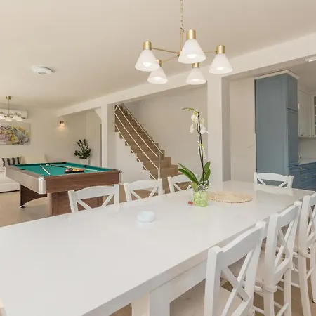 펜션 Pet Friendly Home In Radosinovci